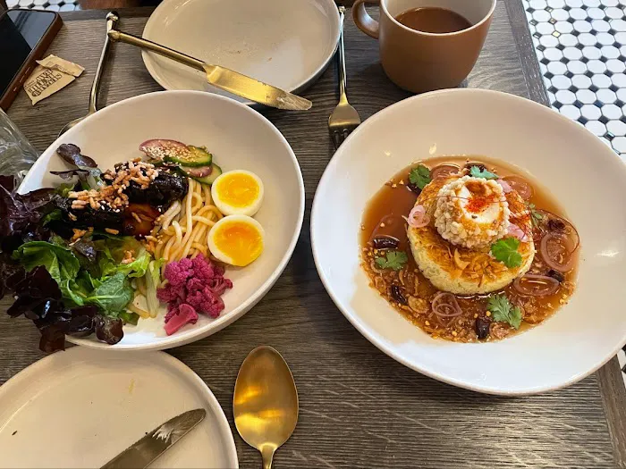 The Nuaa Table Picture 1