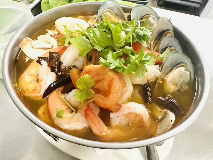 Sri Thai Restaurant 315 York ST unit B West Haven CT 06516 Picture 4