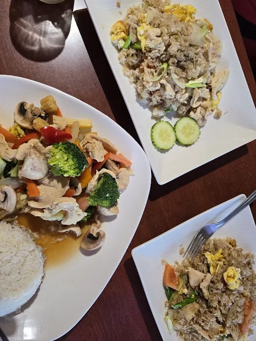 Sri Thai Restaurant 315 York ST unit B West Haven CT 06516 Picture 5