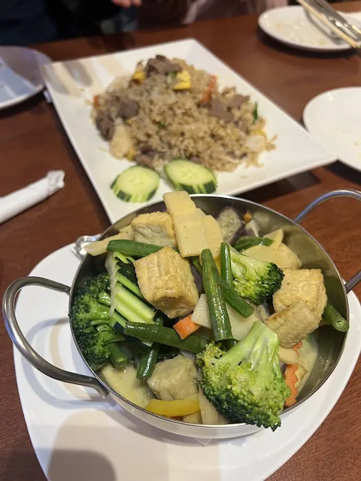 Sri Thai Restaurant 315 York ST unit B West Haven CT 06516 Picture 1