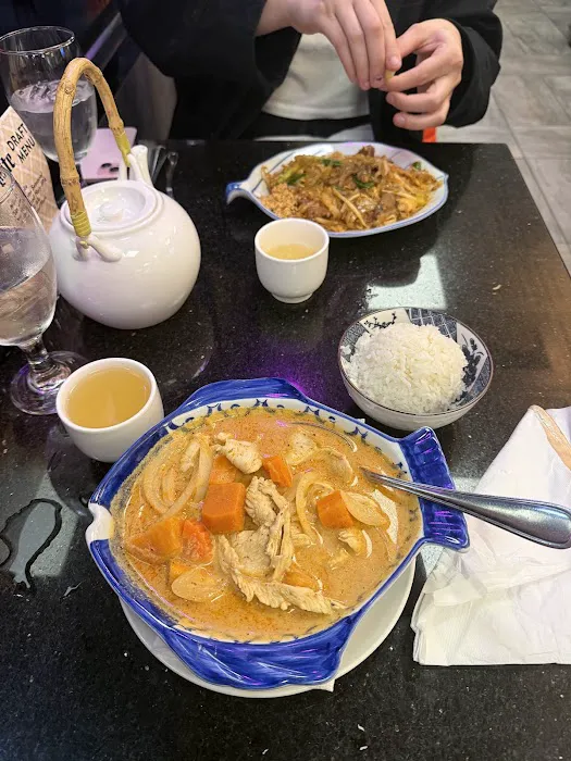 Tuk Tuk Thai Cuisine and Sushi Picture 8