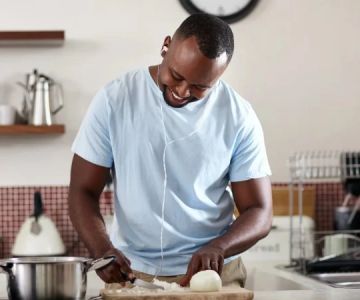 The Best Thai Food Podcasts to Listen to While Cooking