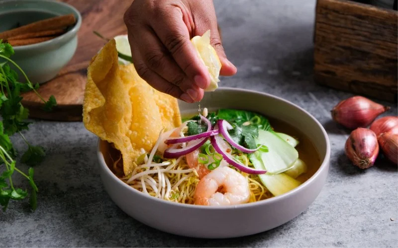 How to Make Thai Food That’s Adaptable for International Guests