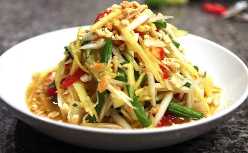 How to Make Thai Papaya Salad (Som Tum) at Home: A Deliciously Spicy and Refreshing Dish