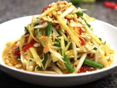How to Make Thai Papaya Salad (Som Tum) at Home: A Deliciously Spicy and Refreshing Dish