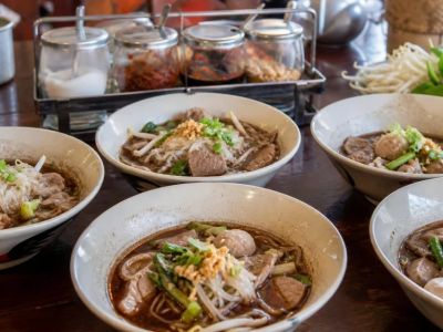 Thai Boat Noodles: Broth, Bowl Size, and Condiments