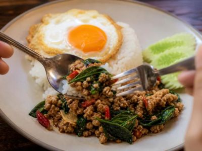 Pad Kra Pao Guide: Basil Stir-Fry, Rice, Egg, and Heat