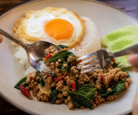 Pad Kra Pao Guide: Basil Stir-Fry, Rice, Egg, and Heat